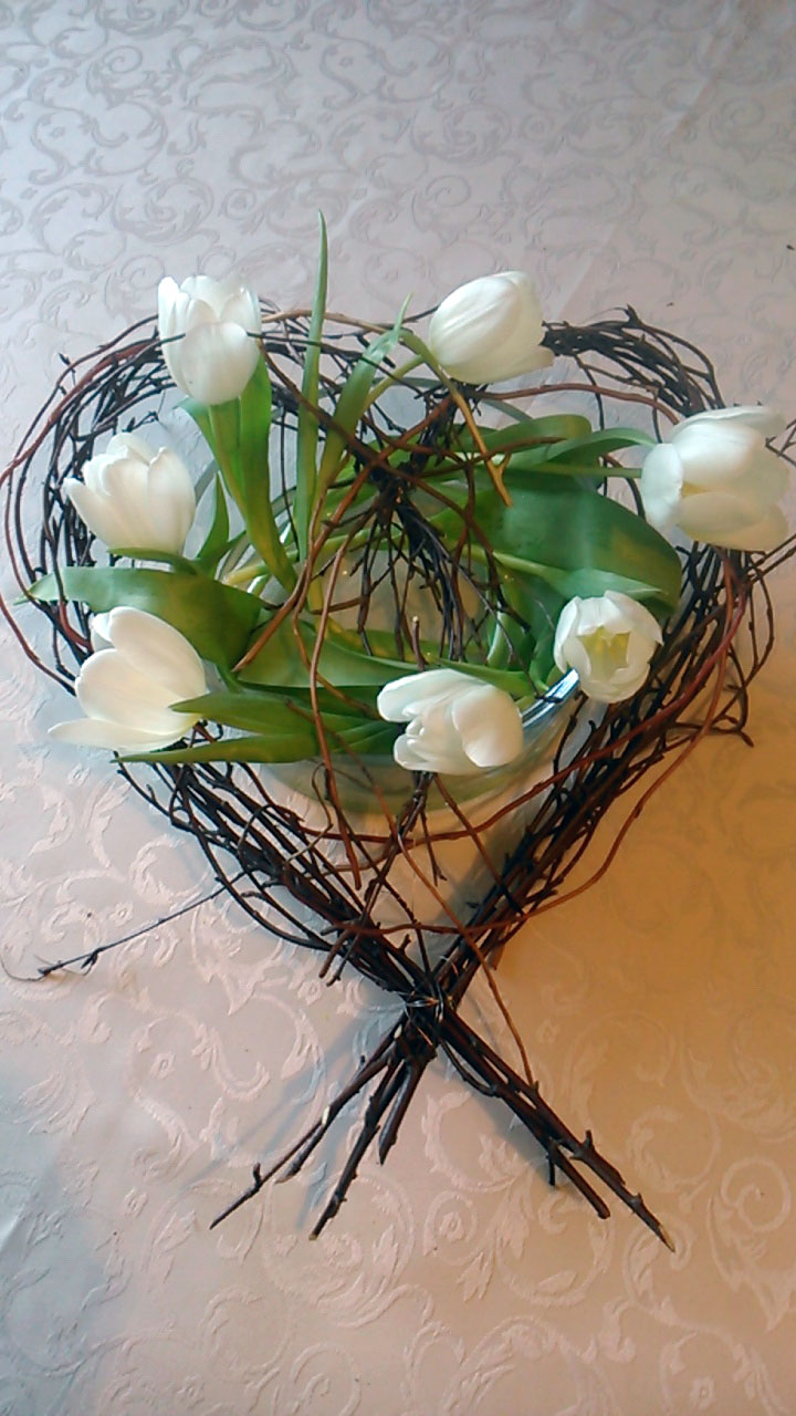 kompozycja z tulipanów w szklanym naczyniu z sercem 