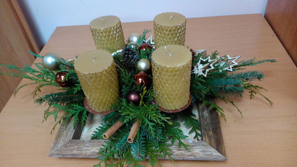  adwentowy stroik  na drewnianej podstawie z czterema  złotymi świecami 