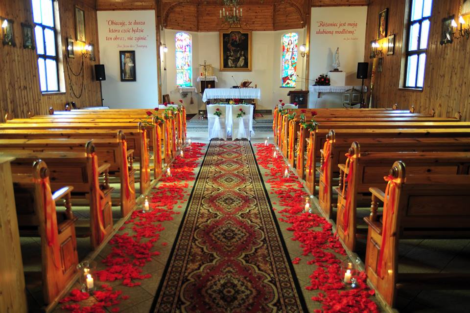 dekoracja kościoła czerwonymi różami