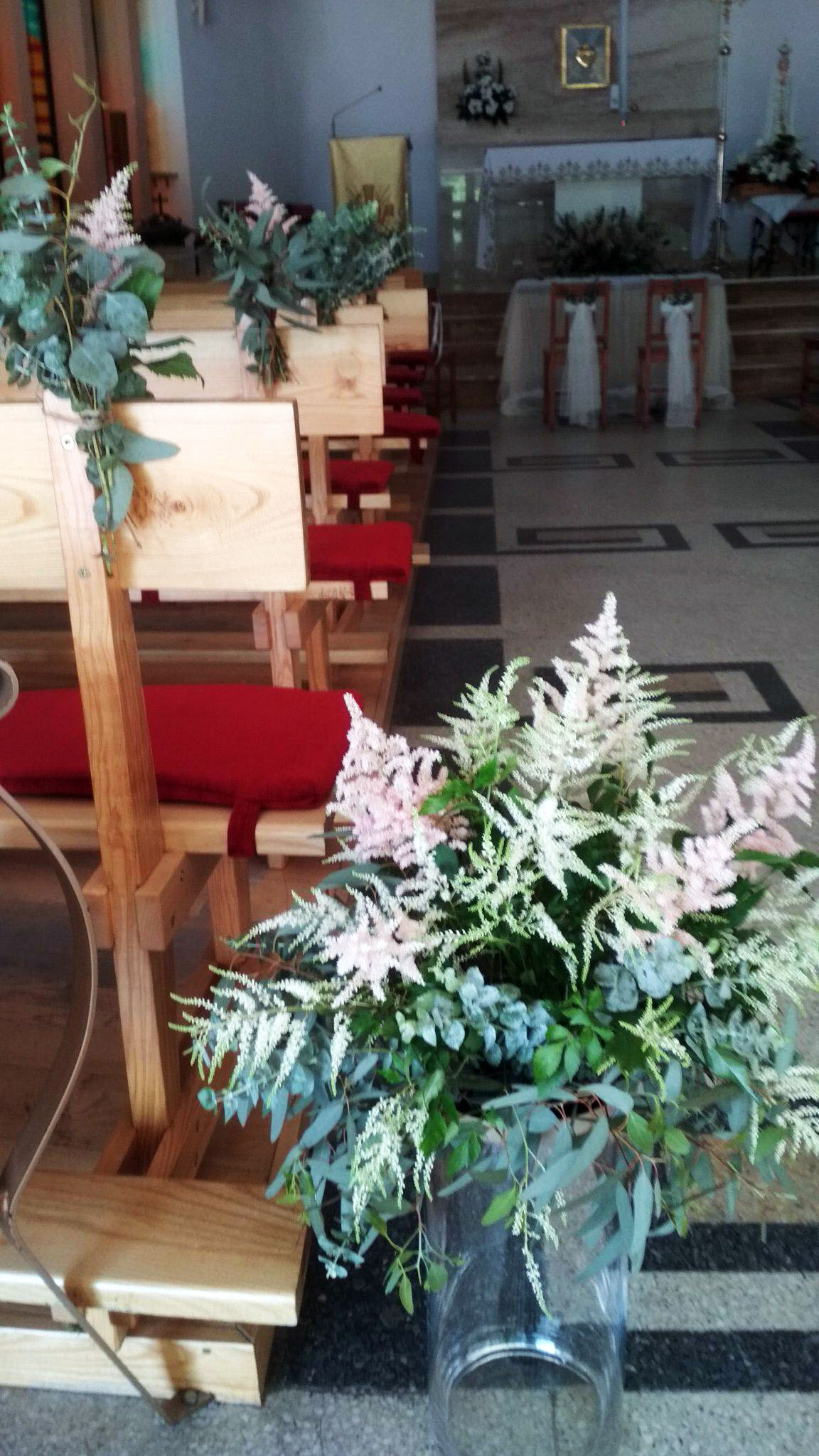 dekoracja ślubna kościoła tawułka i eukaliptus